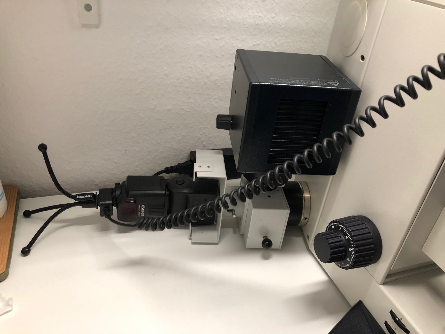 Blitzeinrichtung am Leica DMRB.jpg